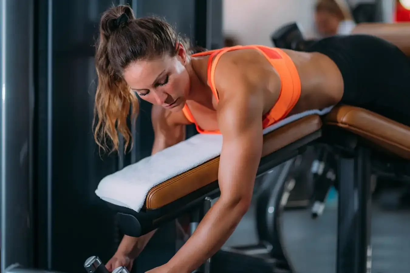 Gymnaste faisant un curl nordique