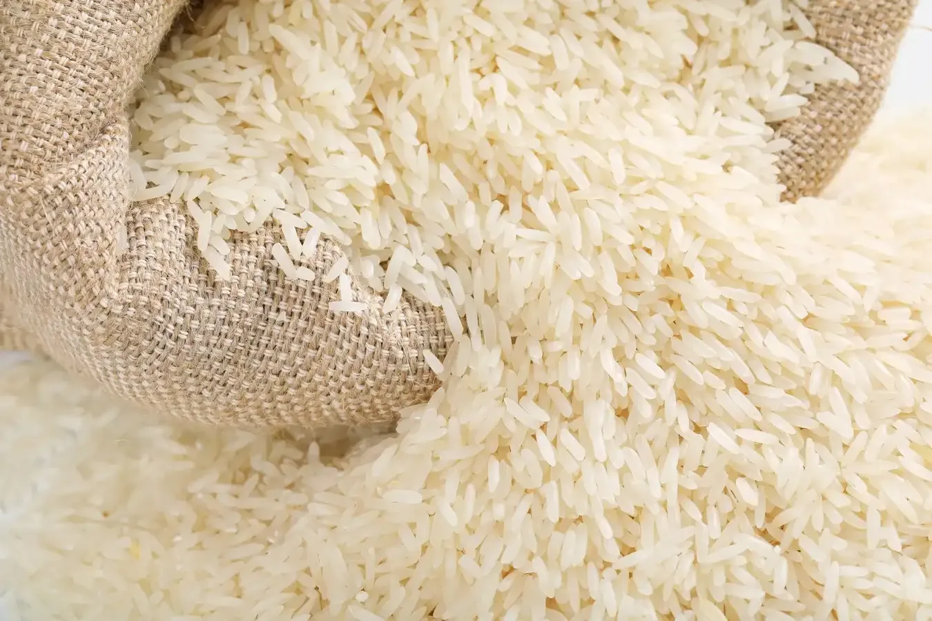 Sac de riz sur fond blanc