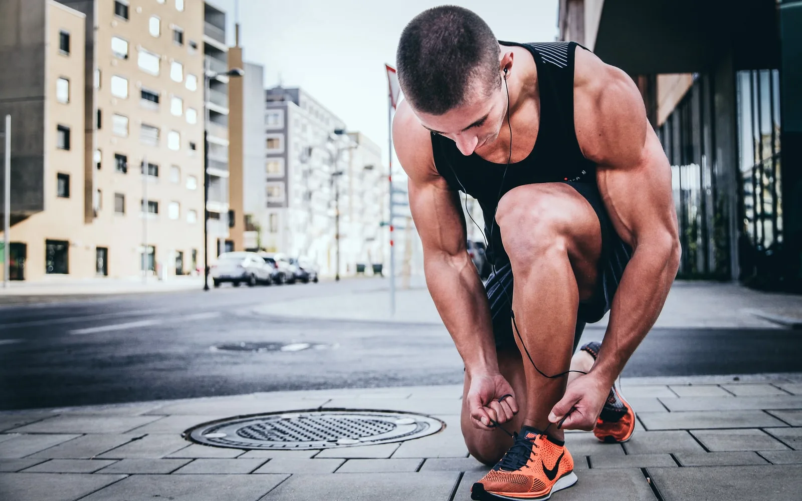 Homme musclé faisant ses lacets
