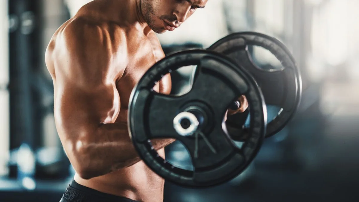 Curl inversé : comment muscler avant-bras et bras efficacement