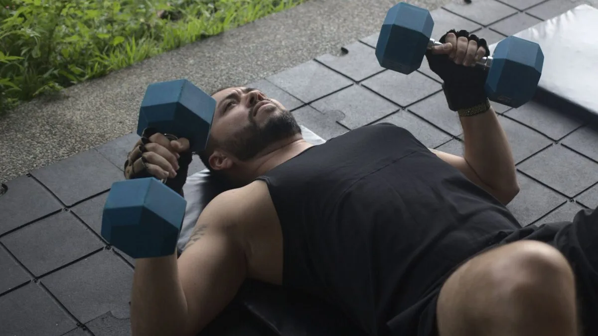 Floor press : renforcer le haut du corps en protégeant les épaules