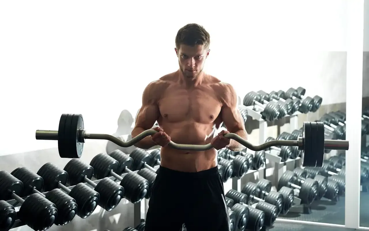 Homme qui fait du curl à la barre