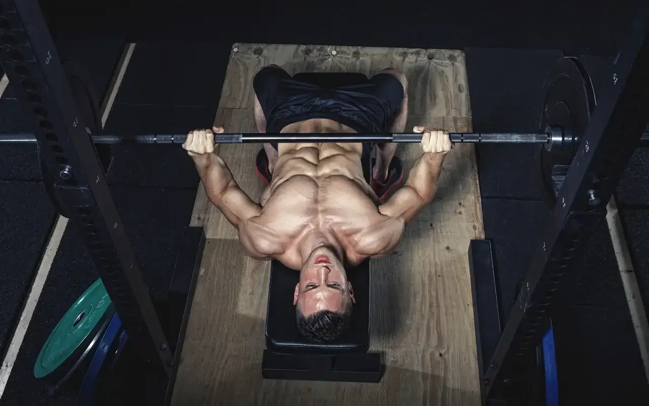 Homme musclé qui fait du développé couché