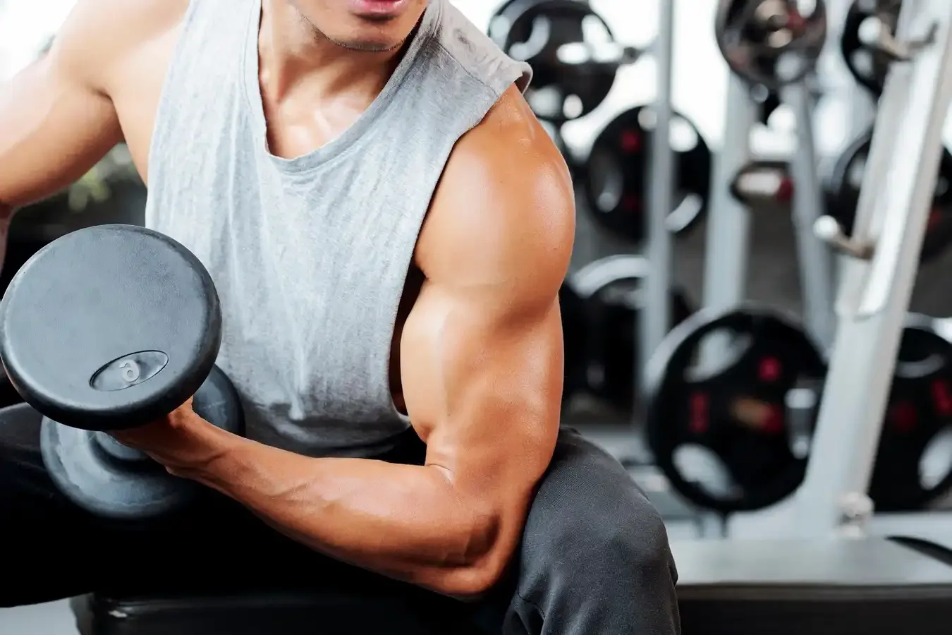Exercice de curl biceps au centre de gymnastique