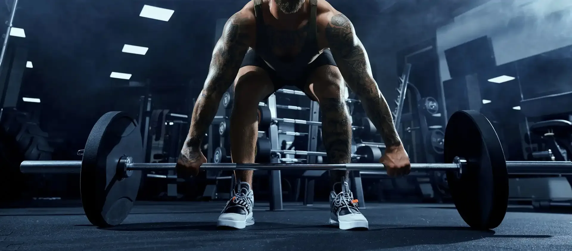 Exécution d'un deadlift dans un centre de gymnastique