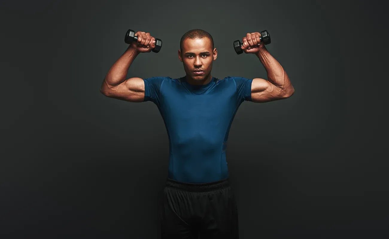 homme qui montre ses biceps
