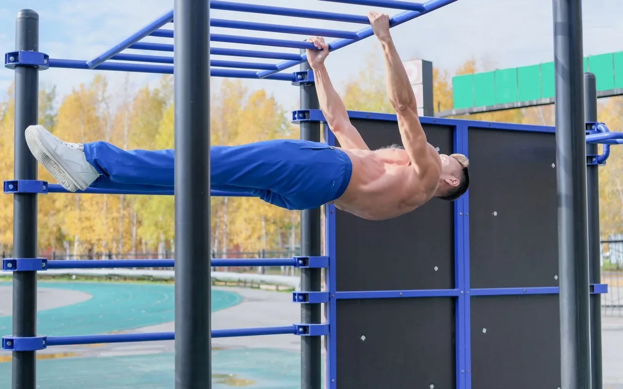 homme qui fais du street workout en plein air