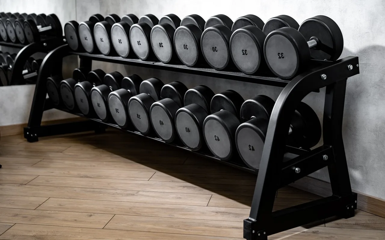 haltères dans une salle de sport