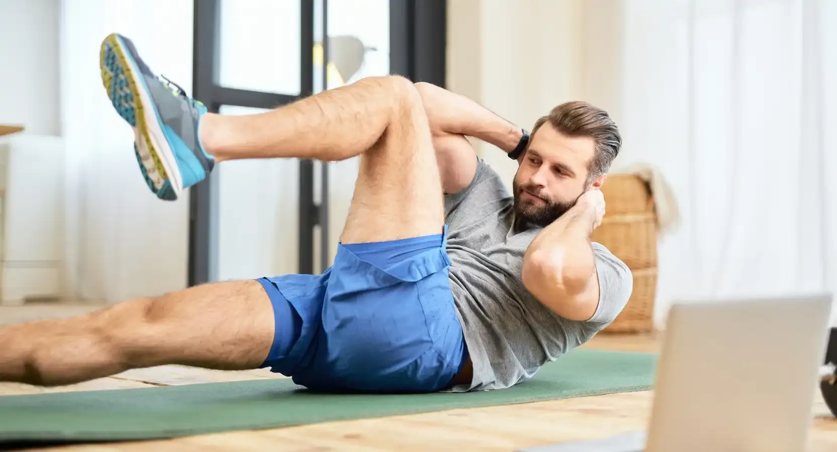 Exercice d'abdos dans un centre de gymnastique