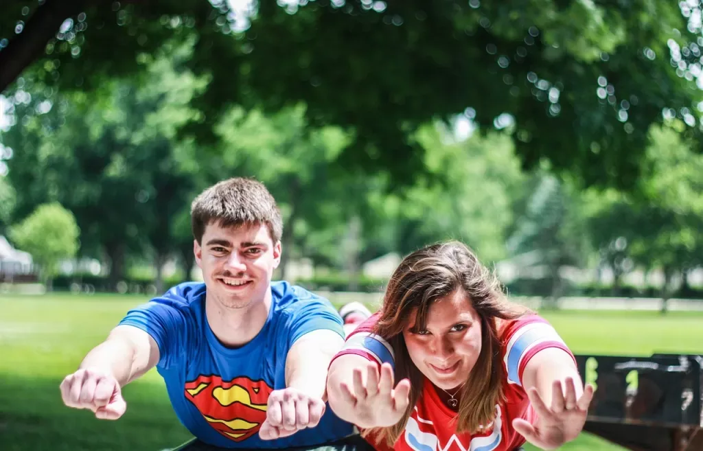 un homme et une femme exécutant le mouvement du superman de dos