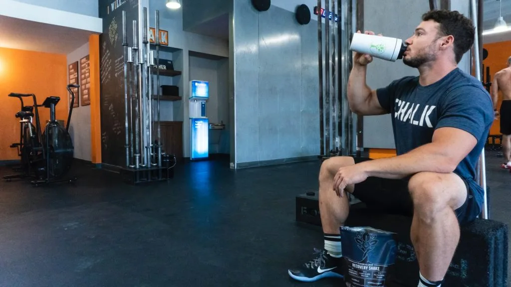 Personne qui bois une shaker proteiné