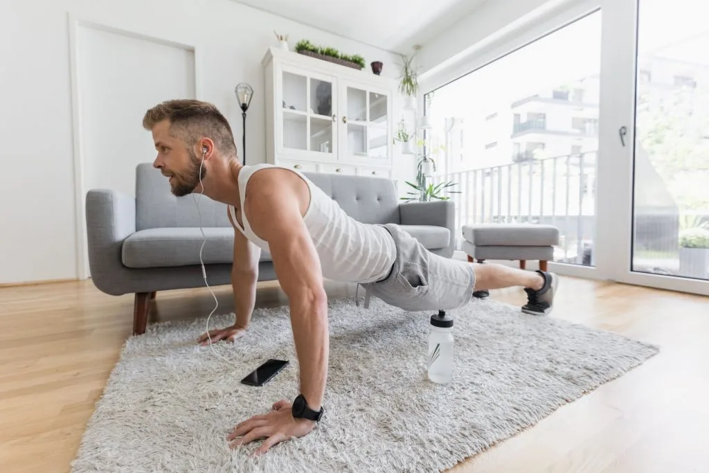 Homme faisant des pompes chez lui