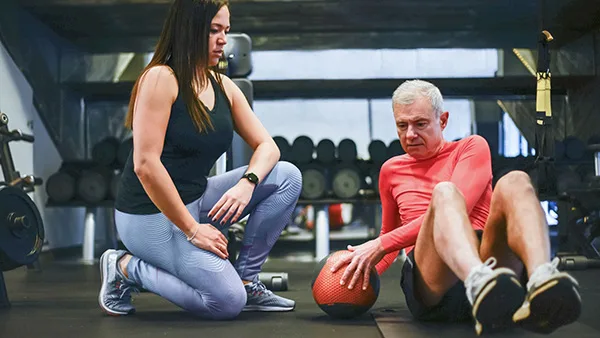 Un homme senior effectuant des exercices de musculation pour les abdominaux.
