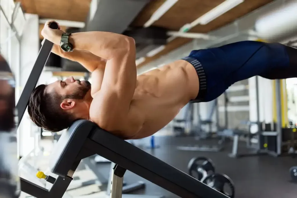 Gymnaste effectuant l'exercice du dragon flag