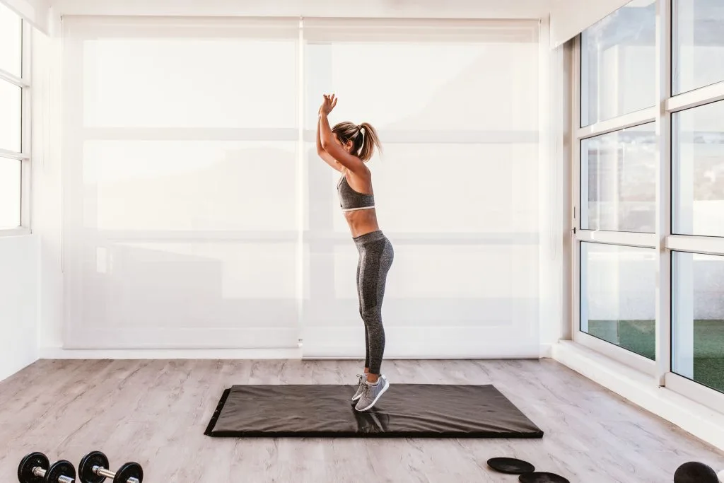 femme faisant des burpees