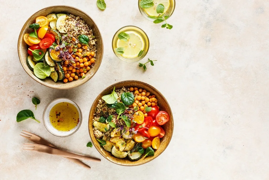 Bol de quinoa pois chiches et légumes chrononutrition