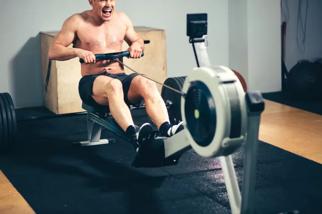 Homme faisant du rameur de dos à la salle de gym