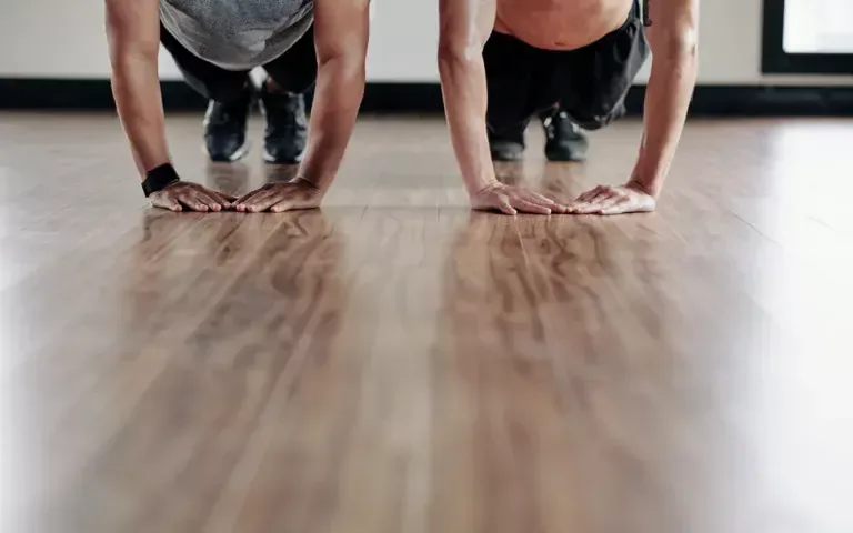 2 hommes faisant de pompes prise serrée