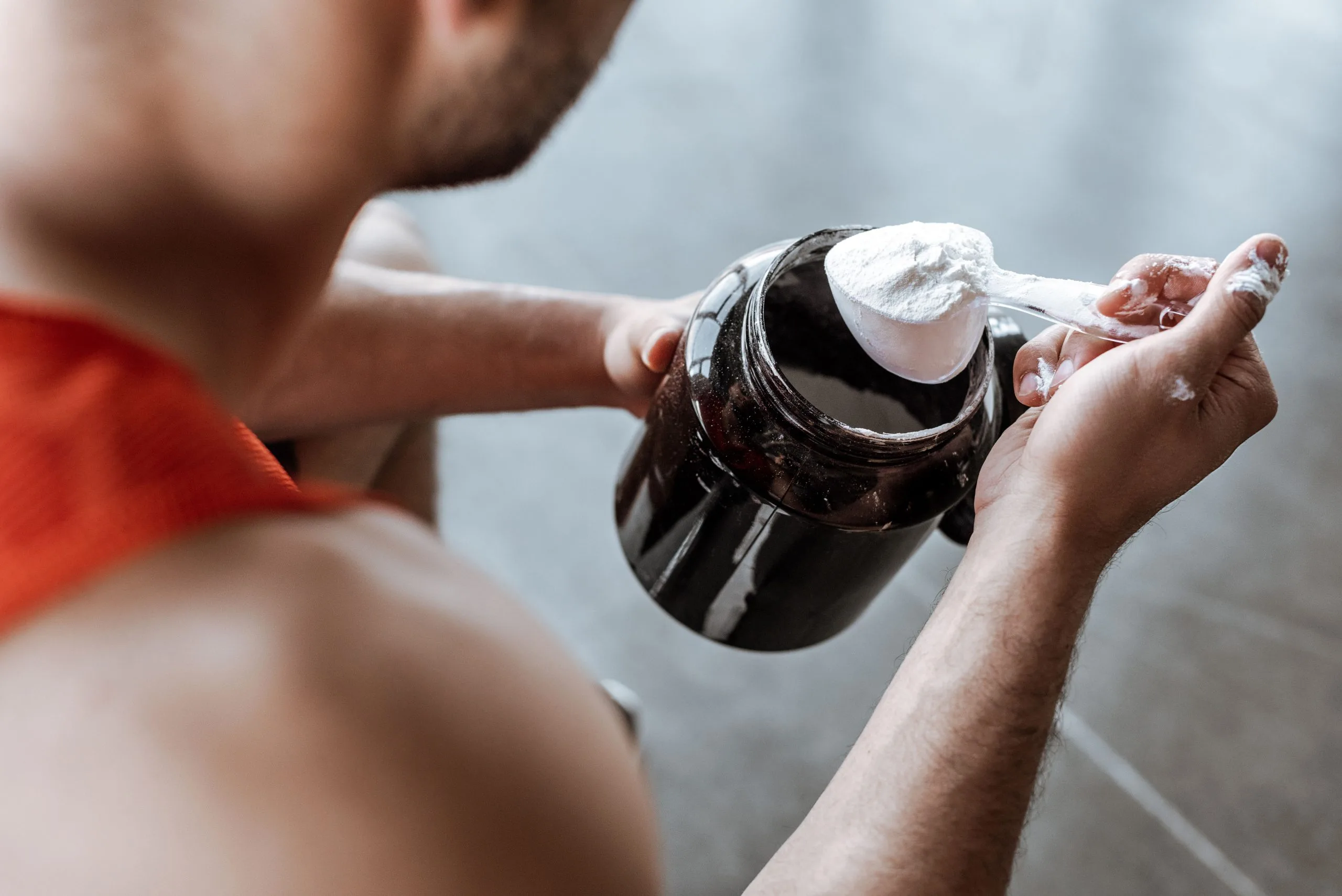 Sportif qui prends des complements alimentaires