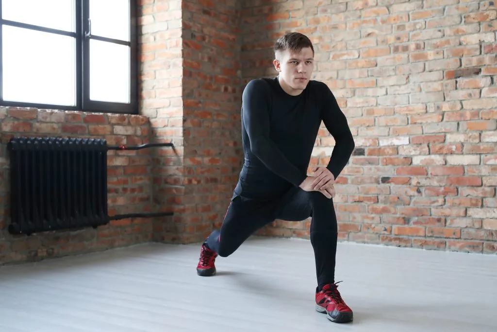 Homme sportif étirement