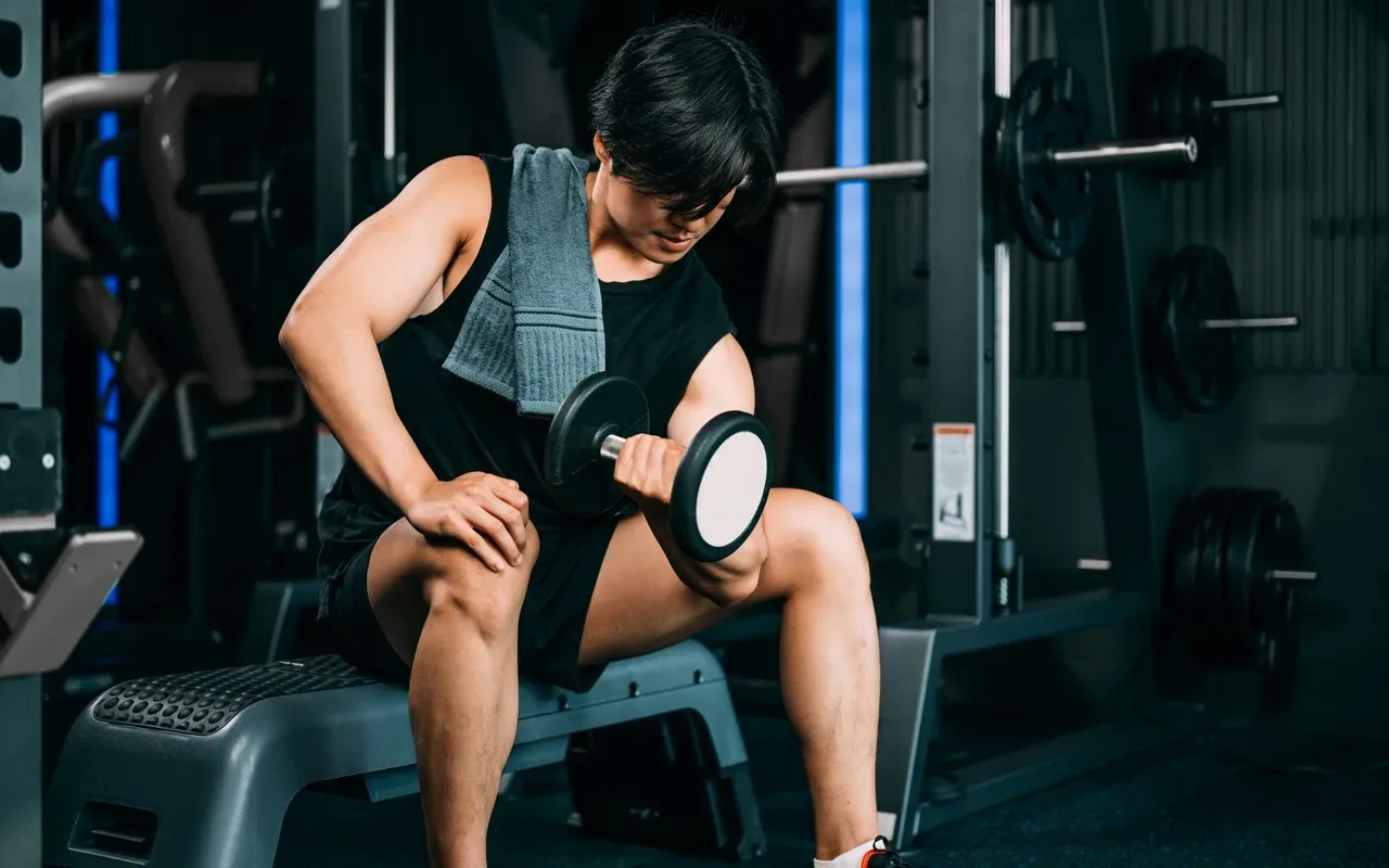 homme qui se muscle les biceps