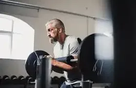 Athlète faisant un exercice de squat Zercher