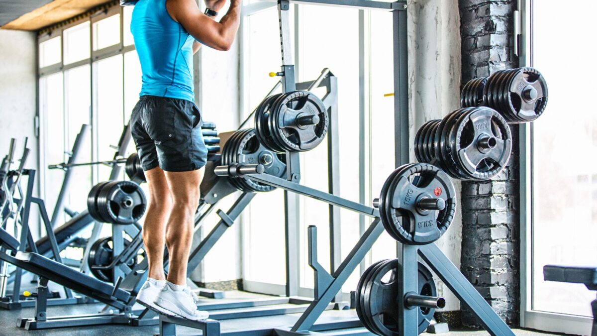 Élévation de mollets en salle de musculation